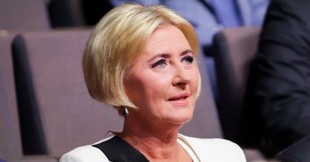 Weszła w czerwonym garniturze. Krój nie zdał egzaminu