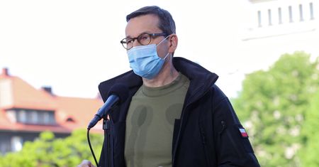 Koronawirus w Polsce. Mateusz Morawiecki i Rafał Trzaskowski byli u fryzjera. "Pamiętajmy o wspieraniu lokalnych biznesów"