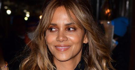Pozuje na plaży. 56-letnia Halle Berry wybrała odważny wzór