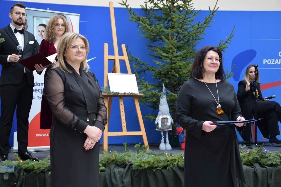 Beata Iwańska (prawej) i Aneta Jędrzejewska, wicedyrektorki  najpierw dostały podziękowania od szefowej, a później wręczały dyplomy pracownikom Radomskiego Szpitala Specjalistycznego.