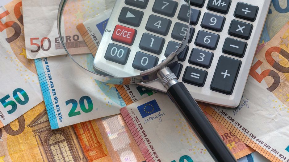 Stock Arkadiusz Zi�?ek
Fot. Arkadiusz Ziolek/East News.
n/z Lupa i kalkulator na tle banknotow euro.
ARKADIUSZ ZIOLEK