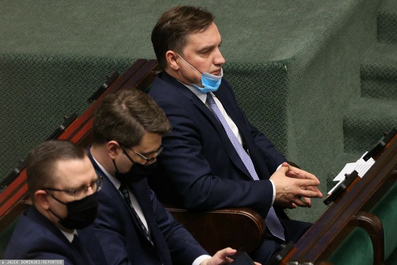 Rzecznik rządu Piotr Muller (w środku) liczy na odblokowanie środków z KPO bez wsparcia Solidarnej Polski.