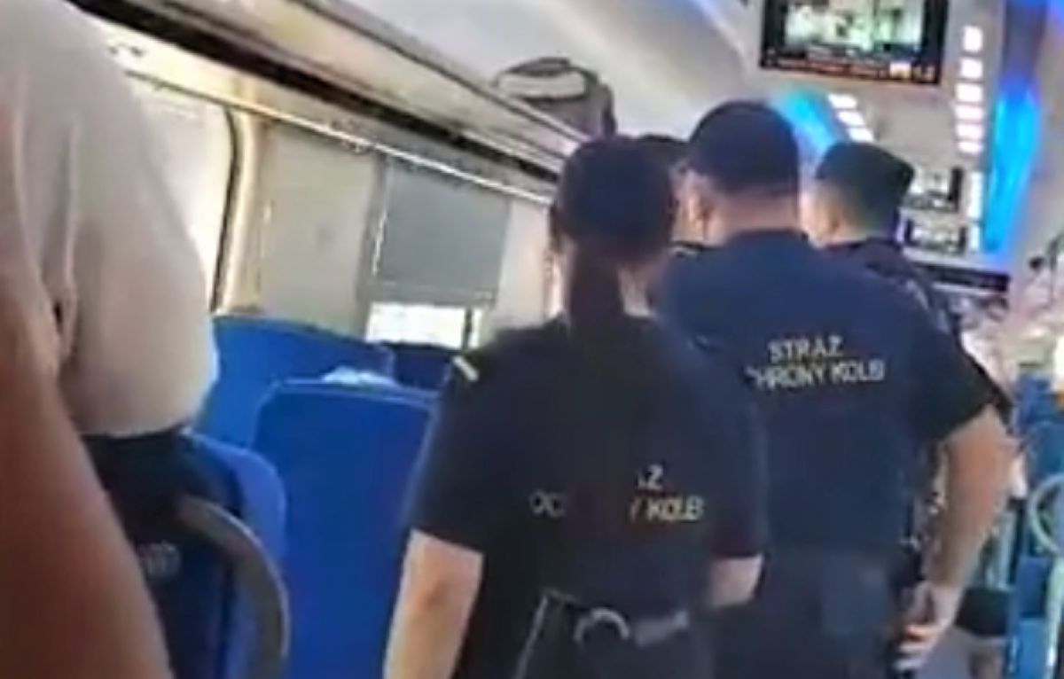 Interwencja policji w pociągu. Powalili go i wykręcali rękę, bo nie miał maseczki