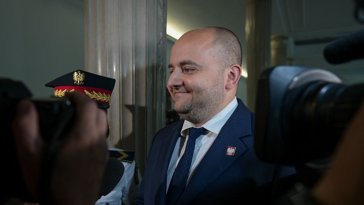 Dariusz Matecki
Warszawa, 14.06.2024. Pose� PiS Dariusz Matecki (C) podczas wypowiedzi dla medi�w na korytarzu Sejmu w Warszawie, 14 bm. Pose� Dariusz Matecki (Suwerenna Polska, klub PiS) wszed� w nocy na dach hotelu sejmowego.  (amb) PAP/Marcin Obara
Marcin Obara
incydent, polityk, polityka, pose�, sejm