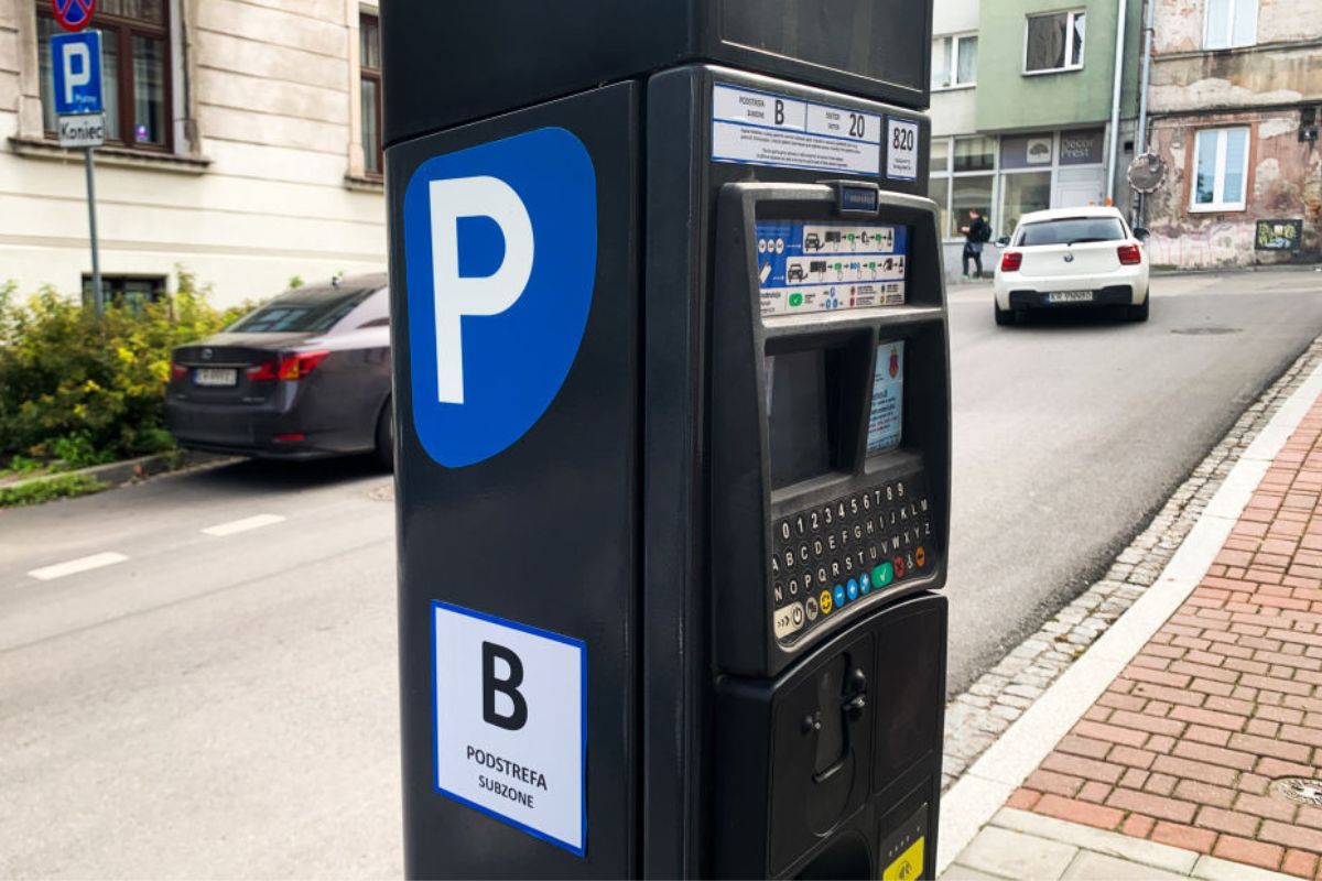 Przycisk "bułka" w parkomatach. Mało kto wie, że uprawnia do darmowego postoju