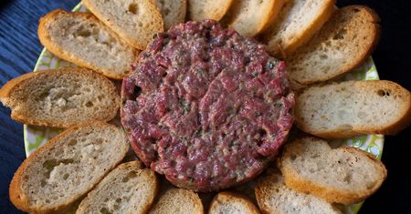 Salmonella w tatarze wołowym. GIS wycofuje partię produktów