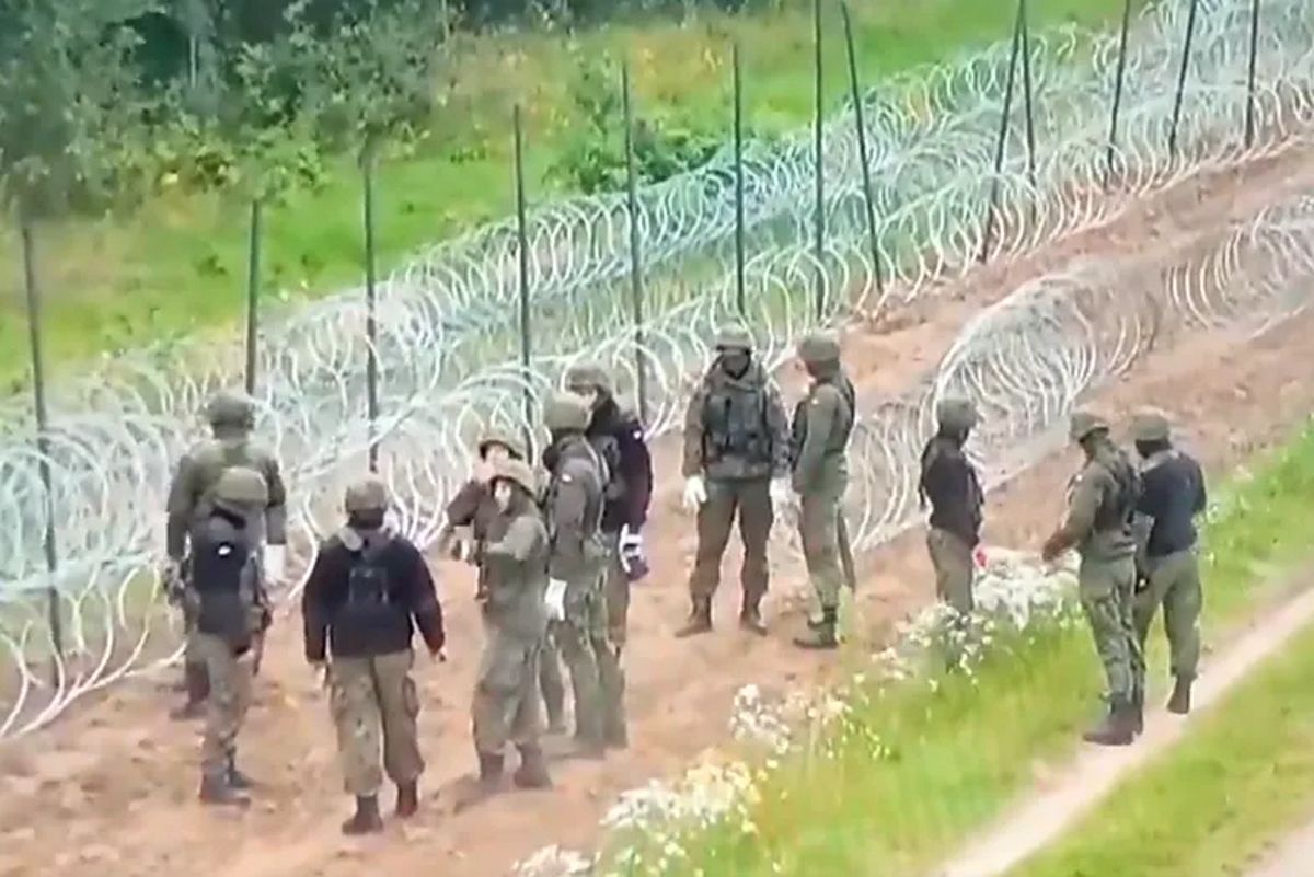 Wojskowe ogrodzenie na granicy polsko-białoruskiej