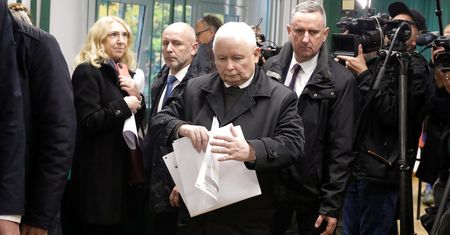 Jarosław Kaczyński odesłany na koniec kolejki. "Myślał, że się wepcha"
