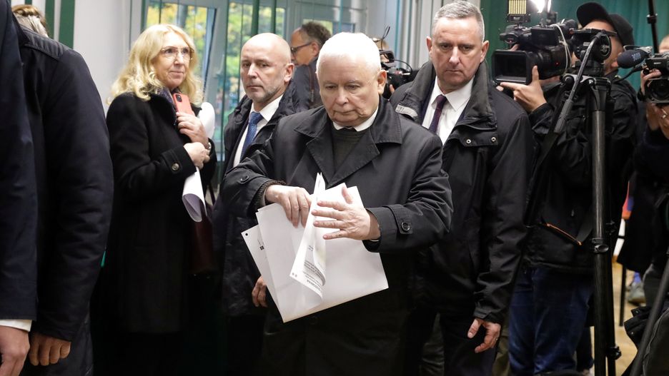 Jaros�aw Kaczy�ski
Warszawa, 15.10.2023. Wybory parlamentarne 2023. Wicepremier, prezes PiS Jaros�aw Kaczy�ski (C) odda� g�os w lokalu wyborczym w Warszawie, 15 bm. Trwa g�osowanie w wyborach parlamentarnych i towarzysz�cym im referendum. Do jego zako�czenia obowi�zuje cisza wyborcza i referendalna. (amb) PAP/Tomasz Gzell
Tomasz Gzell
g�osowa�, g�osowanie, g�osuje, komisja wyborcza, lokal wyborczy, polityk polityka, prezes pis, wicepremier, wybory parlamentarne 2023, urna wyborcza, referendum og�lnokrajowe