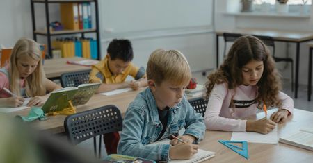 Pierwsza klasa coraz bliżej. Jak zapisać dziecko do szkoły i nie pogubić się w formalnościach? Rusza rekrutacja w Poznaniu