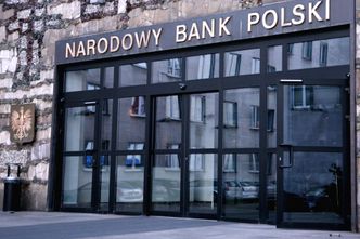 Polacy wycofują pieniądze z banków. Od lutego już ponad 64 mld zł