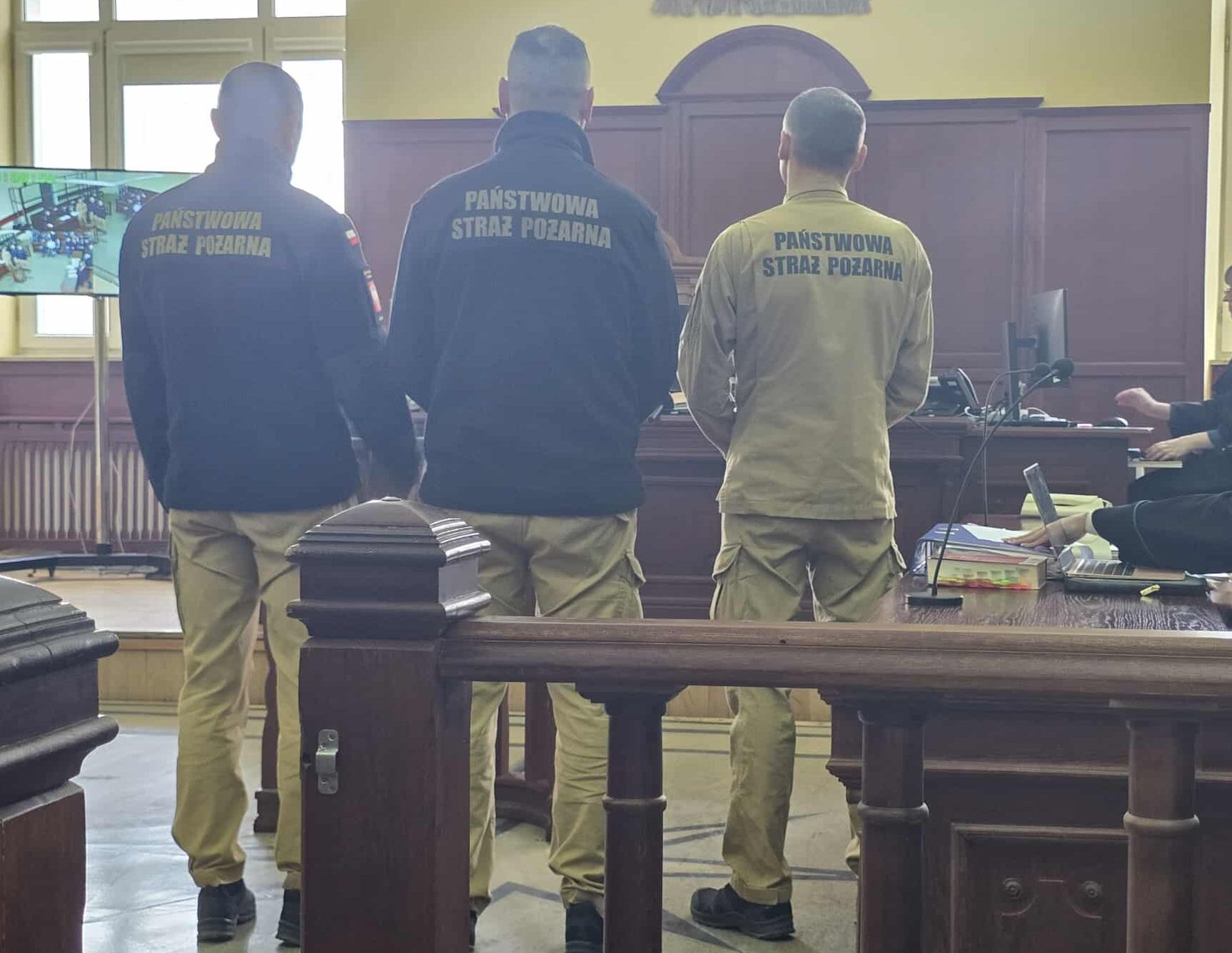 Strażacy składający wyjaśnienia