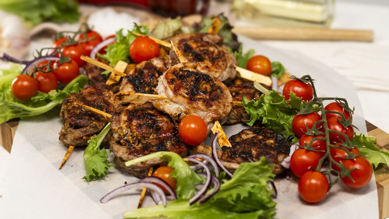 Przygotuj karkówkę na grilla w ten sposób, a nikt się nie oprze. Majówkowy hit