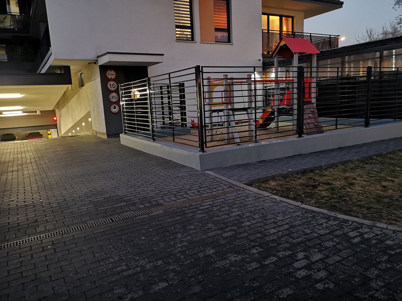 Plac zabaw jak więzienny spacerniak. Beton, kraty i kamery