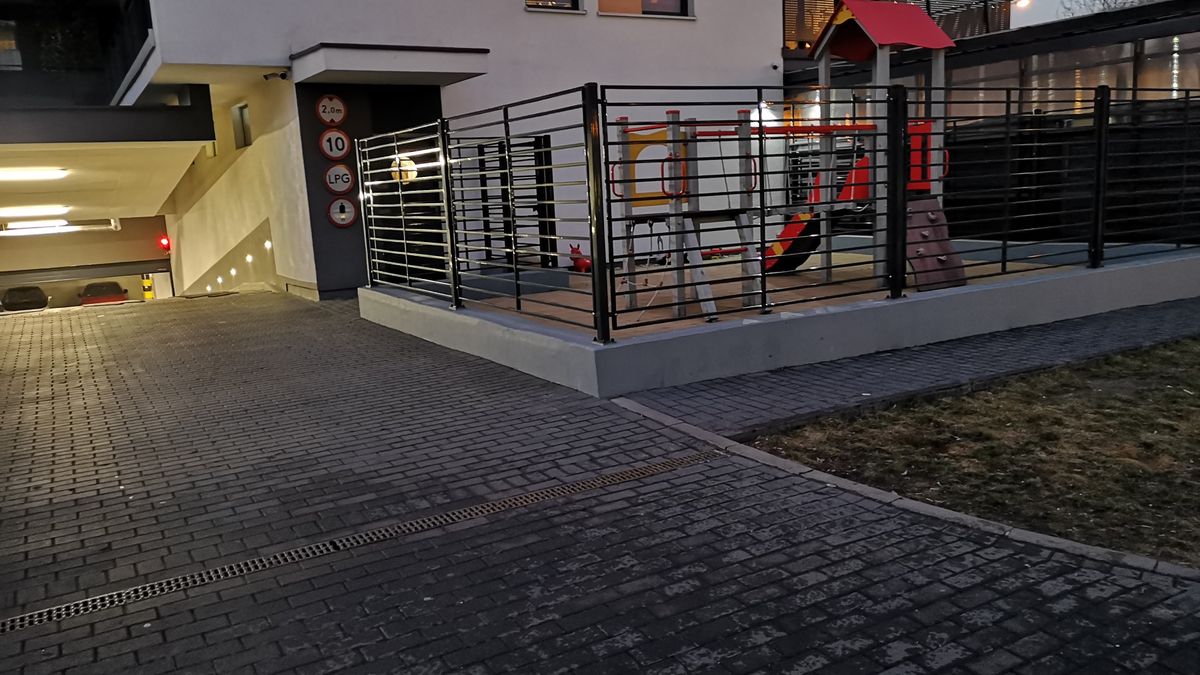 Plac zabaw w Warszawie: między ścianą, ulicą, wjazdem na parking i zapleczem hinduskiej knajpki.