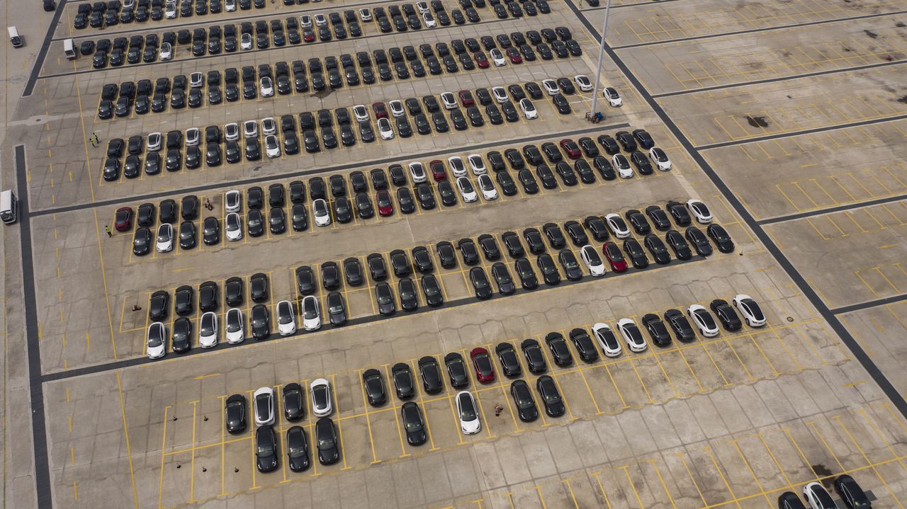 Tesle zalegające na parkingach.  Qilai Shen/Bloomberg via Getty Images