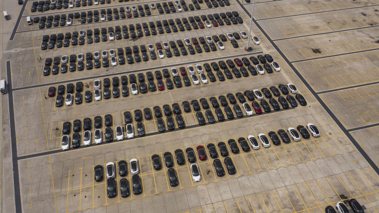 <Tesle zalegające na parkingach.  Qilai Shen/Bloomberg via Getty Images>