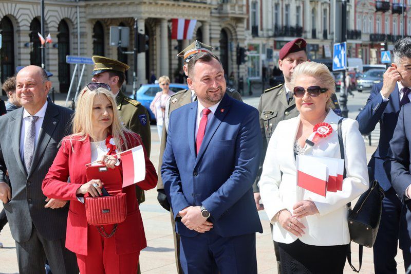 fot. lublin112.pl.  Lublin uczcił Dzień Flagi Rzeczypospolitej Polskiej na Placu Litewskim 