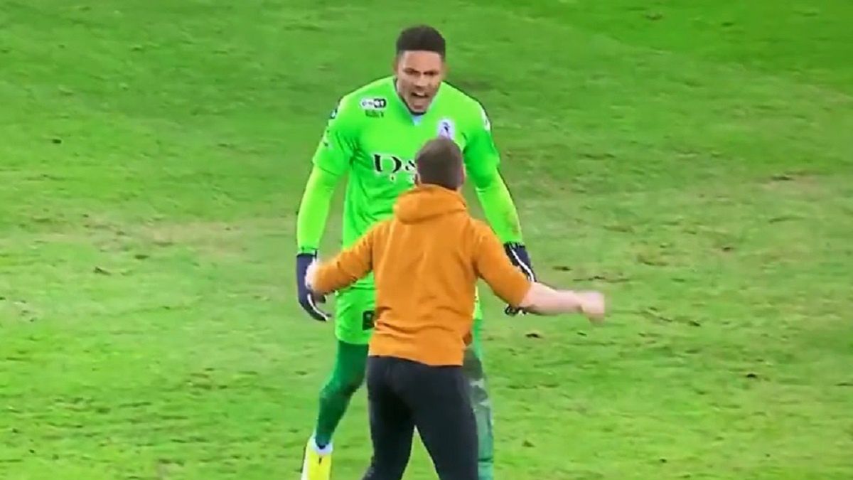 Starcie bramkarza Sparty Rotterdam