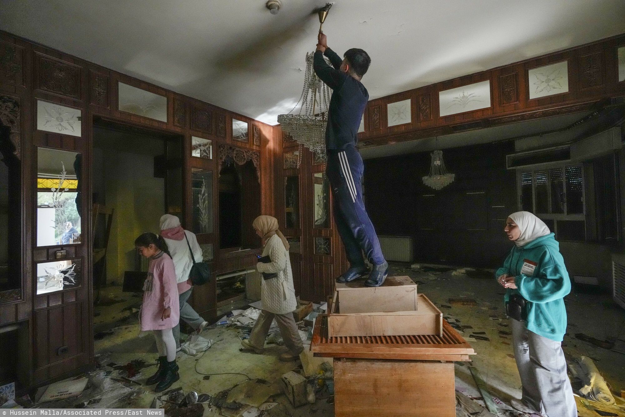 Przewr�t w Syrii
A man tries to take a lamp as people search for belongings in the ransacked private residence of Syrian President Bashar Assad in the Malkeh district of Damascus, Syria, on Sunday, Dec. 8, 2024. (AP Photo/Hussein Malla)
Hussein Malla