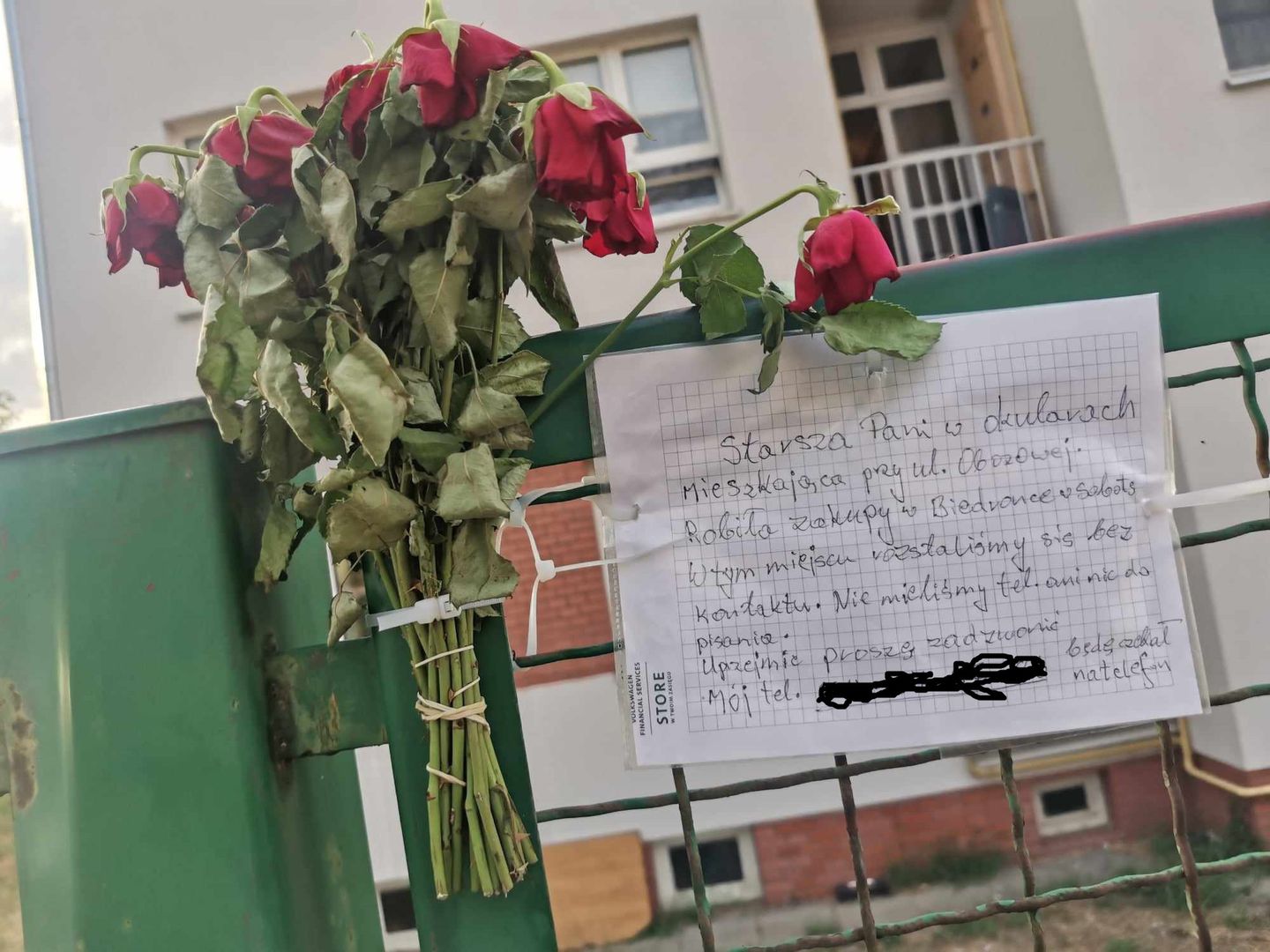 Romantyczna historia na warszawskiej Woli. Emeryt pozostawił kwiaty i list