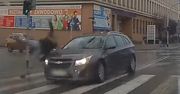 Groźne potrącenie pieszego w Katowicach. Policja pokazała nagranie