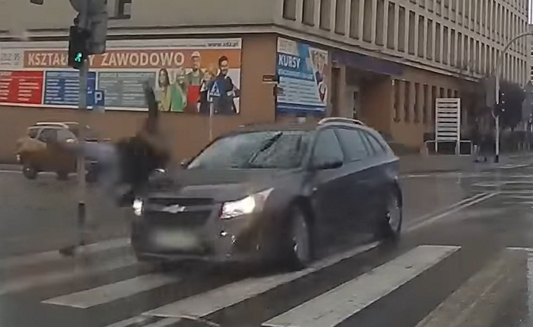 Groźne potrącenie pieszego w Katowicach. Policja pokazała nagranie