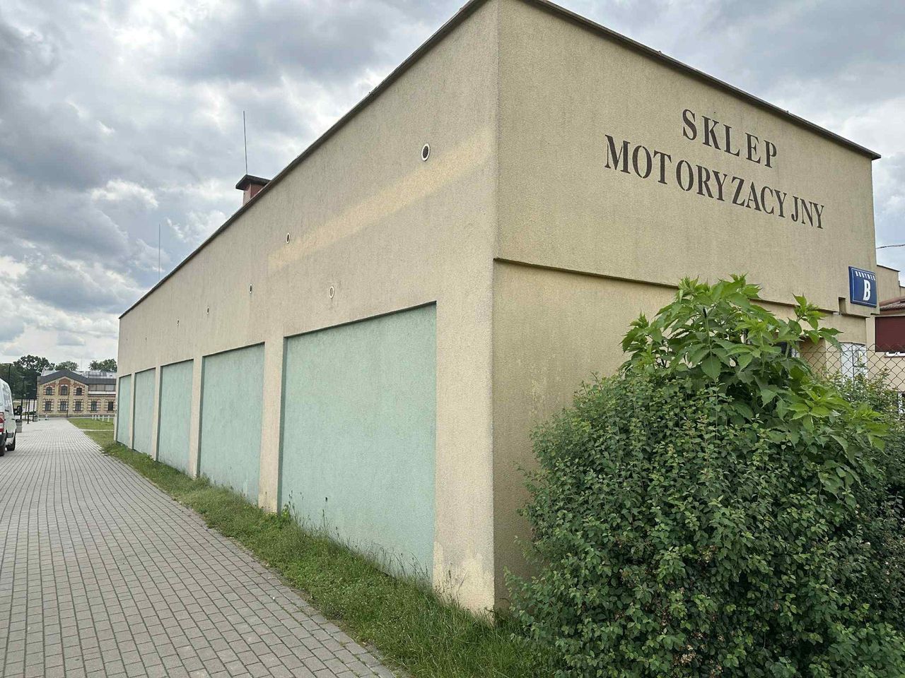 Grafiki z kadrami filmów Wajdy na budynku. Pomysł suwalskiego radnego