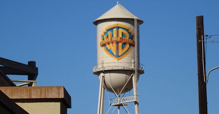 Warner Bros. wykorzystał zdjęcie przypadkowego mężczyzny w filmie. Ten pozwał firmę o 250 tys. euro