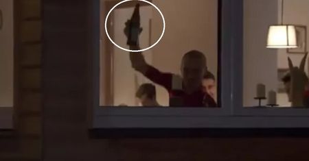 Piotr Żyła świętuje. Z butelką w dłoni pozdrawiał dziennikarzy TVP Sport