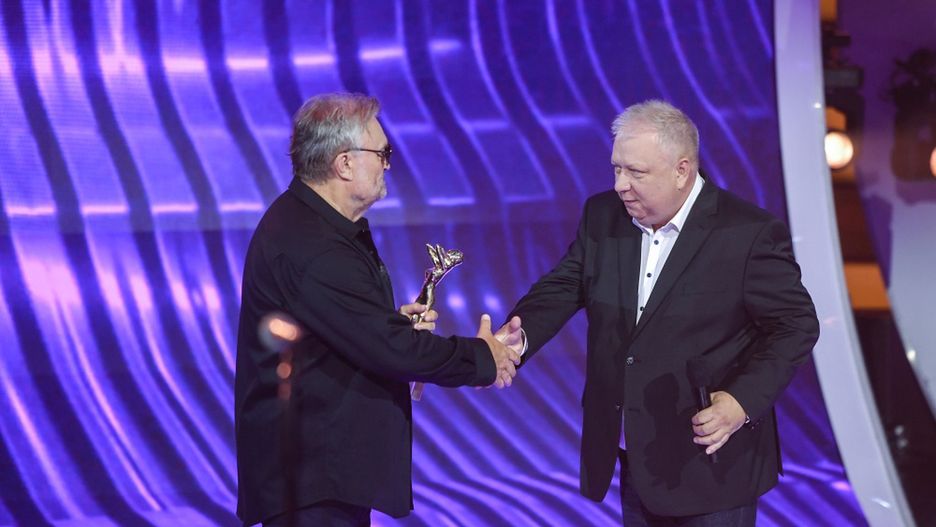 Krzysztof Cugowski odebrał nagrodę w Opolu z rąk Marka Sierockiego.