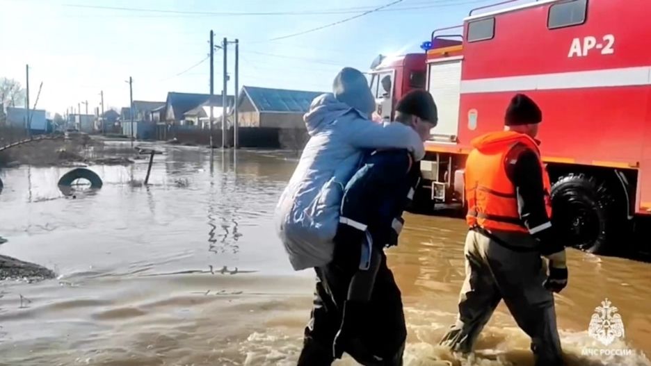 Sytuacja w regionach dotkniętych największą od dziesięcioleci powodzią jest chaotyczna