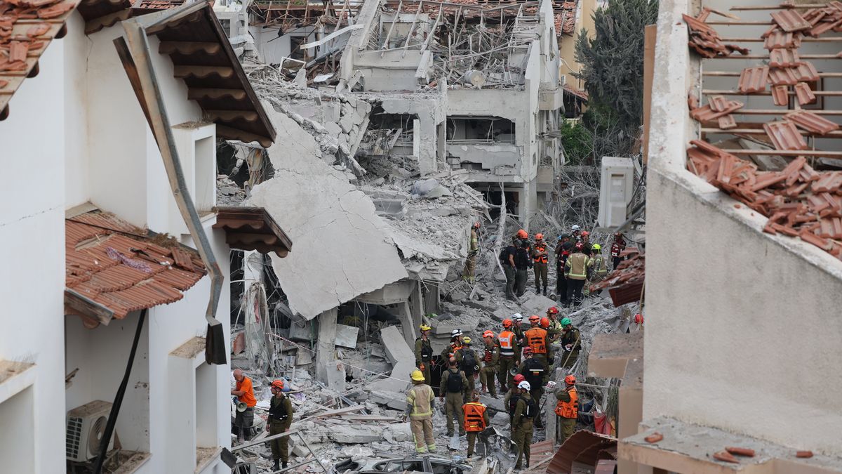 Izraelskie służby w miejscu uderzenia irańskiej rakiety