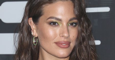 ​Ashley Graham pozuje nago. Przypomina kobietom, aby w upalne dni odkrywały ciała