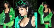 Rihanna pokazuje dekolt w zielonym futrze! (ZDJĘCIA)