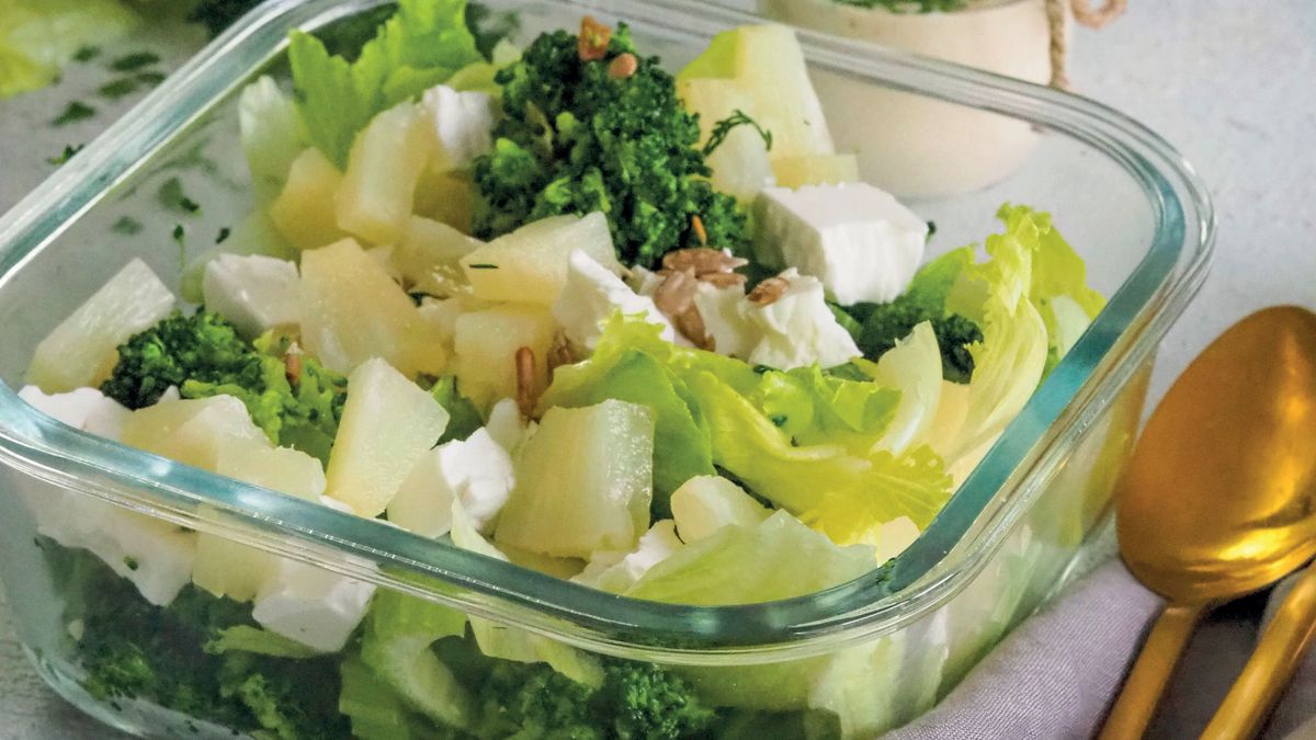 Zielona sałatka z ananasem i sosem curry