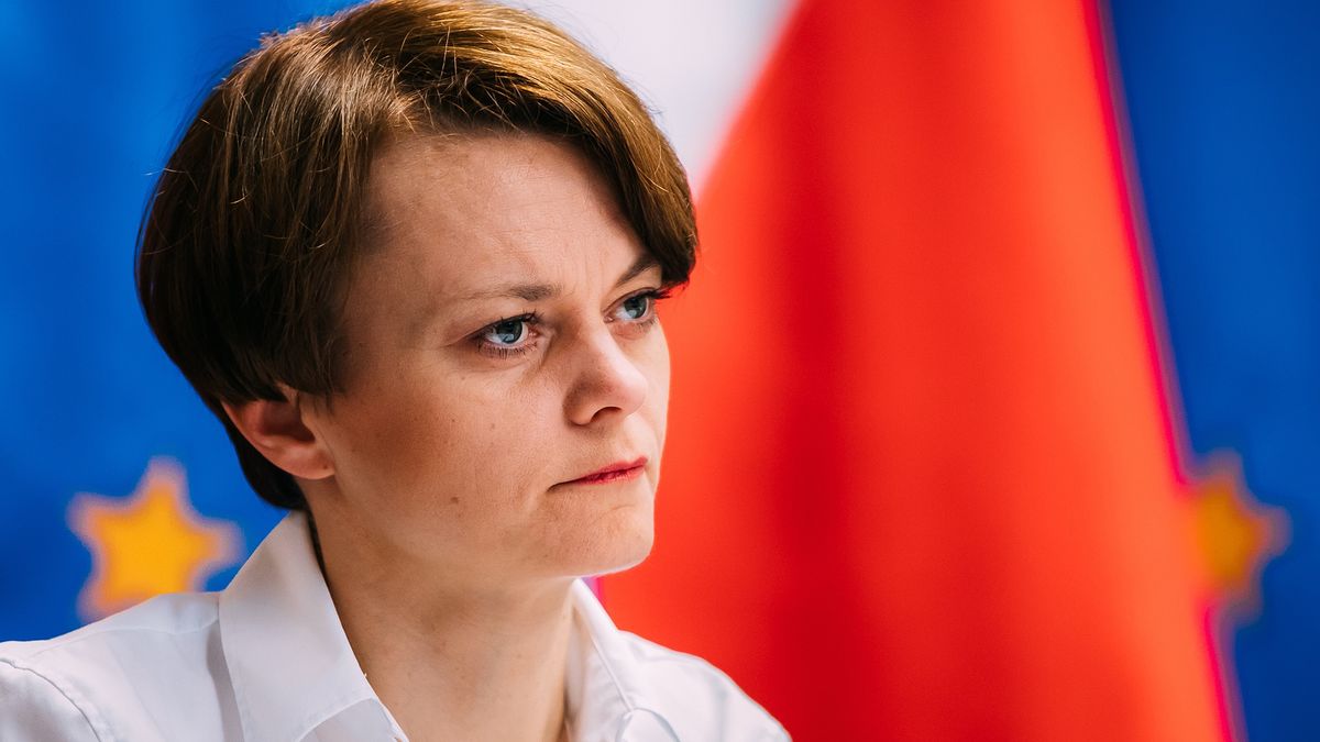 Jadwiga Emilewicz pomaga w punkcie szczepień