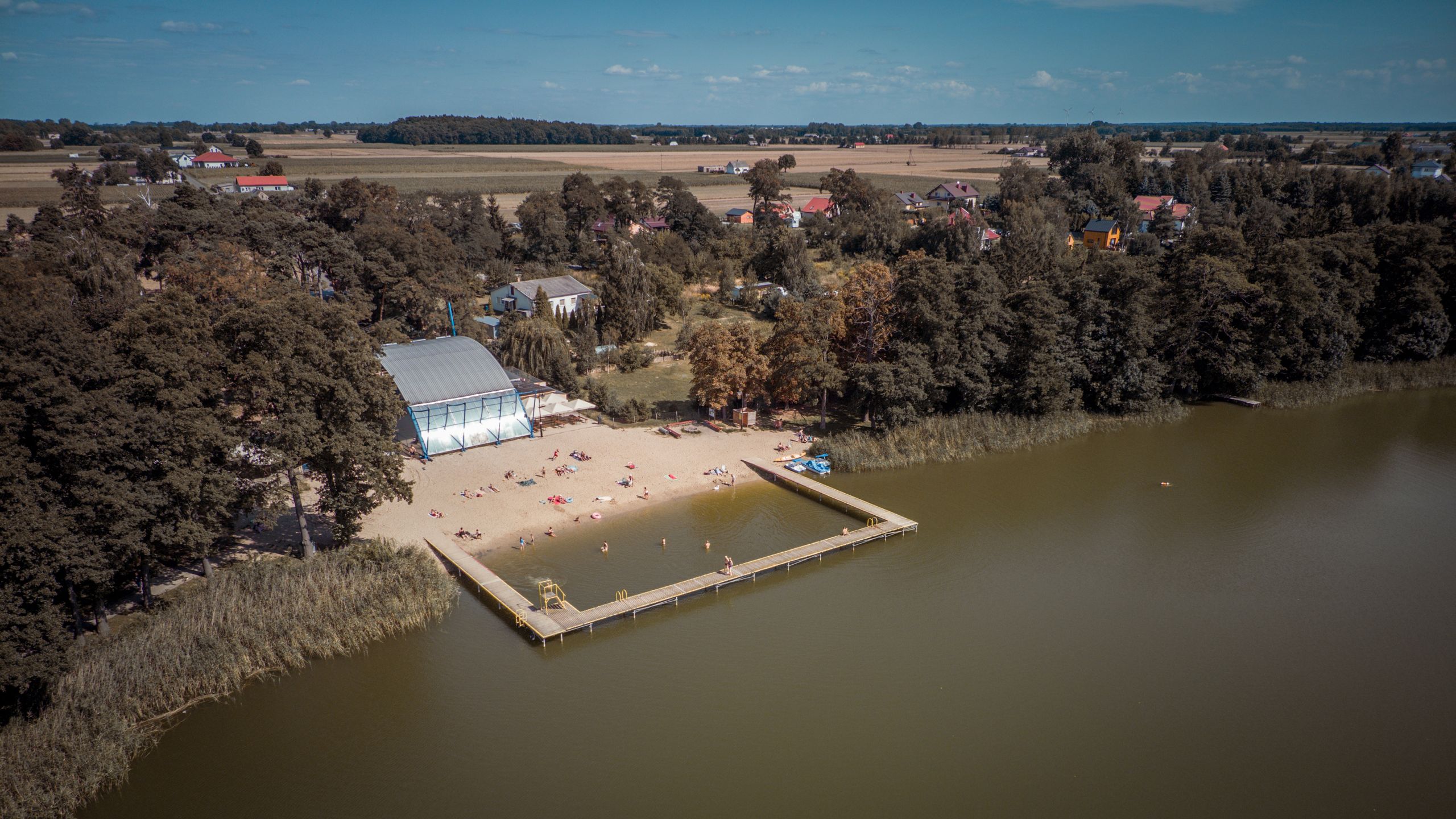 Nad wodą znajduje się kilkadziesiąt ośrodków wypoczynkowych