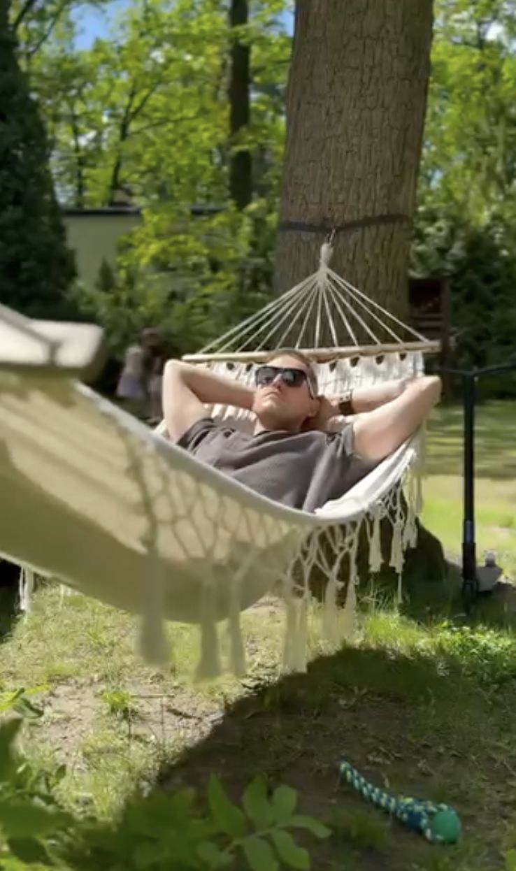 Damian Michałowski na hamaku