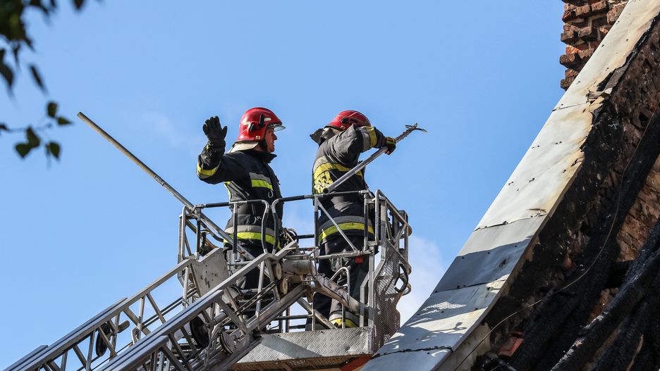 Warszawa. Straż pożarna ściągnęła mężczyznę z drzewa przy użyciu kosza