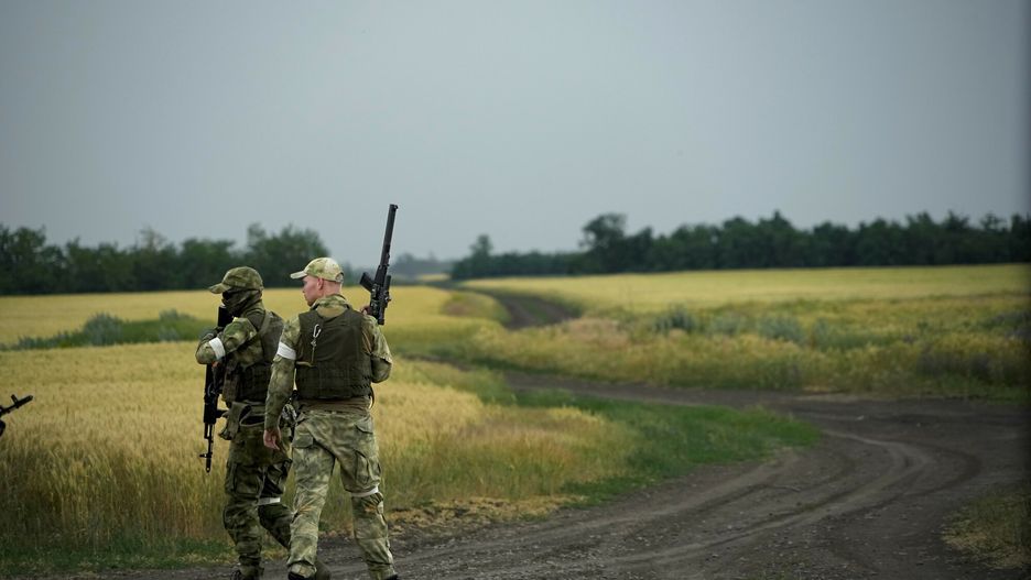 Wojna w Ukrainie - Zaporo?e pod rosyjsk? okupacj?Russian soldiers guard an area next to a field of wheat as foreign journalists work in the Zaporizhzhia region in an area under Russian military control, southeastern Ukraine, Tuesday, June 14, 2022. The Zaporizhzhia region has been under control of the Russian forces since the early days of the Russian military action in Ukraine. This photo was taken during a trip organized by the Russian Ministry of Defense. (AP Photo)AP