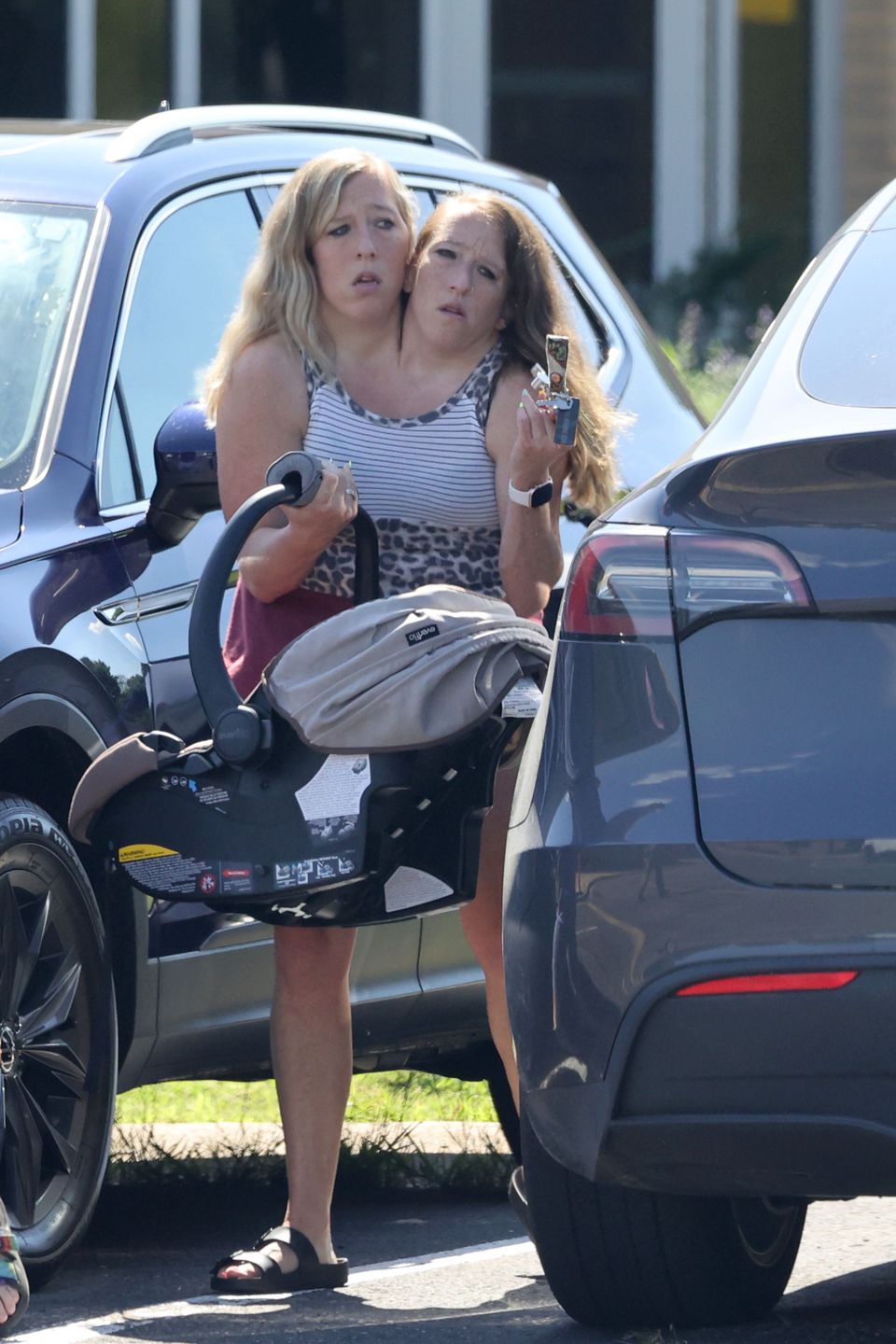 Siostry syjamskie Abby i Brittany Hensel ze swoim dzieckiem