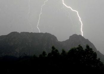 Burzowy początek tygodnia i deszczowy finał. Podhale pod znakiem chmur