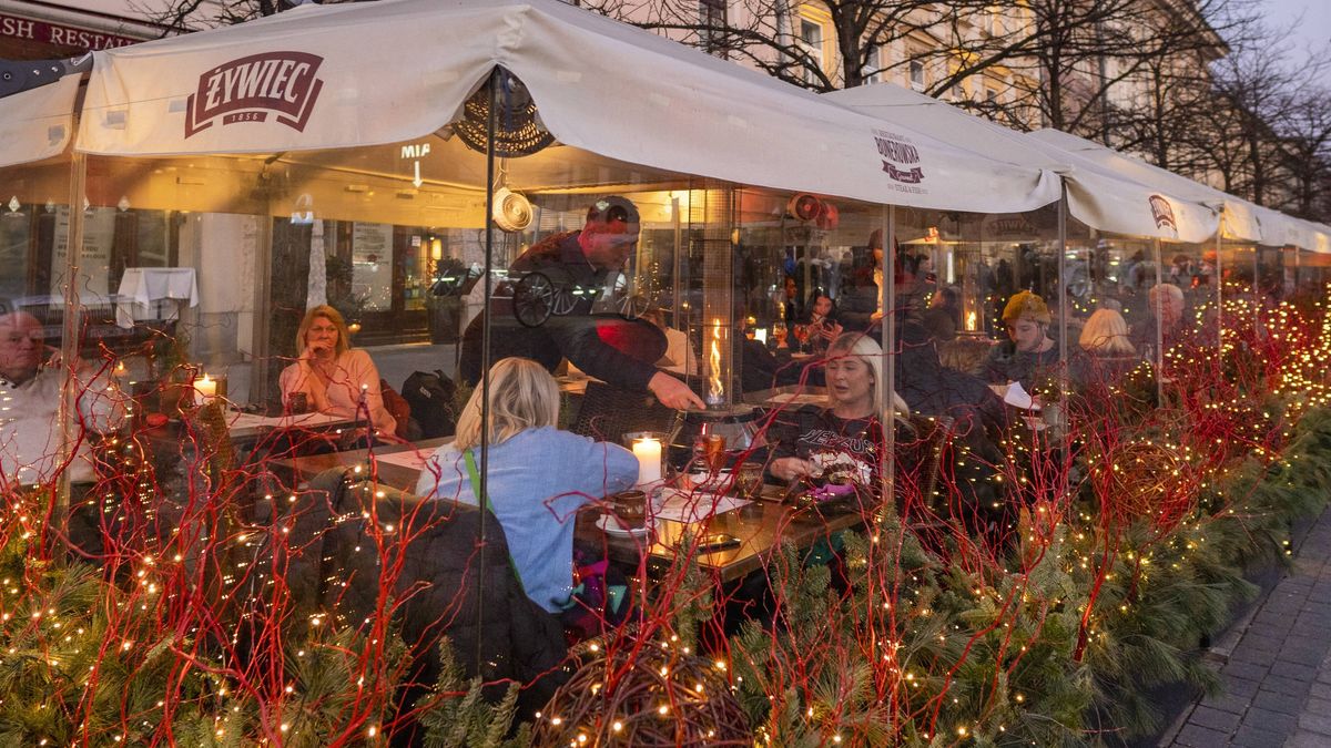 Koronawirus w Warszawie. Władze proponują o połowę niższe opłaty za ogródki restauracyjne / foto ilustracyjne wyk. 2020-02-08