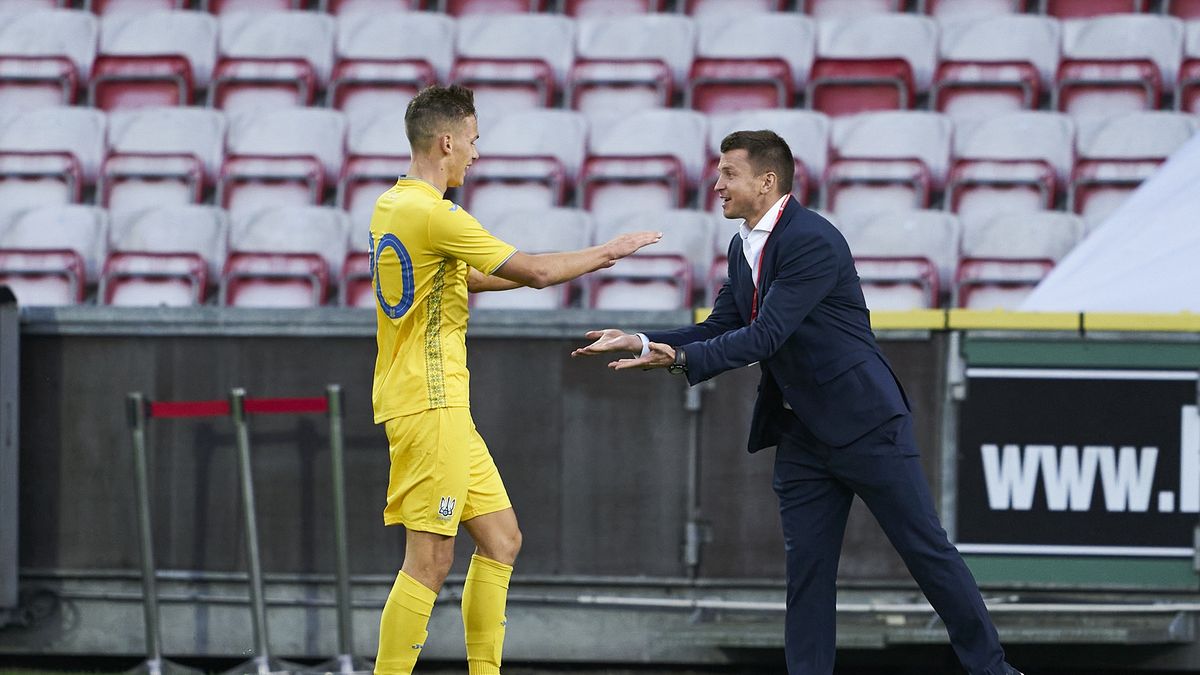 AALBORG, DENMARK - SEPTEMBER 04: Danylo Sikan of Ukraine and Ruslan Rotan, head coach of Ukraine celebrate after scoring their first goal during the UEFA U21 EURO 2021 qual match between Denmark and Ukraine at Aalborg Stadion on September 4, 2020 in Aalborg, Denmark. (Photo by Lars Ronbog / FrontZoneSport via Getty Images)
