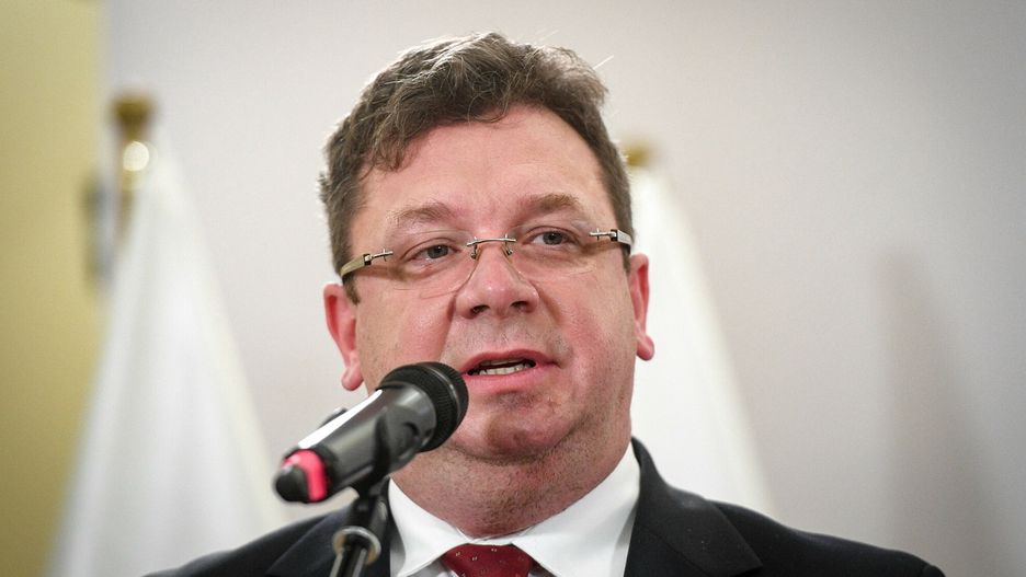 Kopalnia Turów. Wójcik o słowach Trzaskowskiego: polityka zgiętego karku