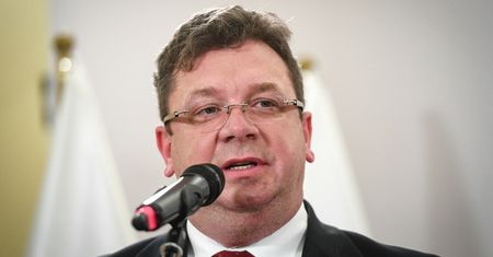 Kopalnia Turów. Wójcik o słowach Trzaskowskiego: polityka zgiętego karku