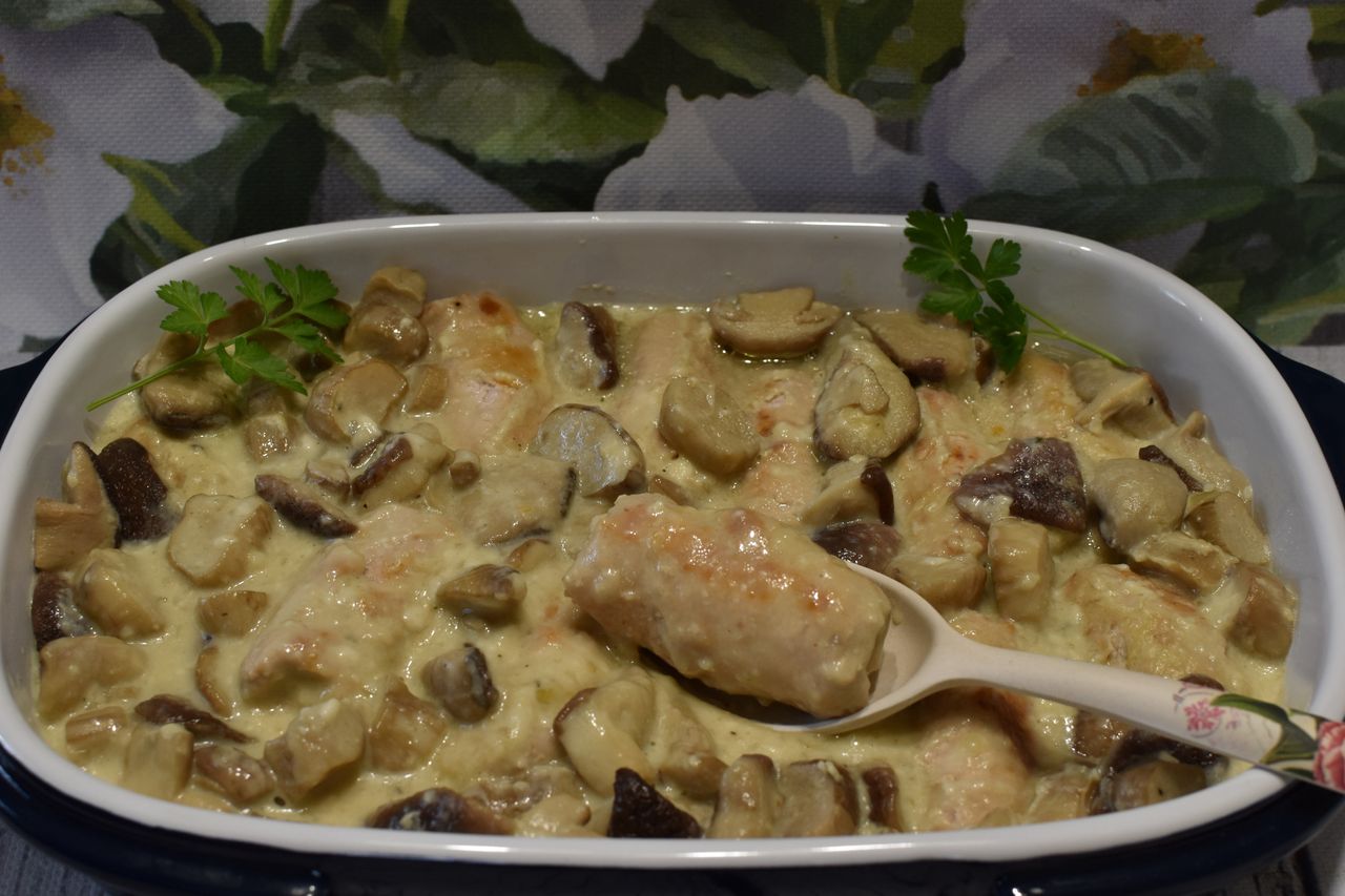 Delikatne zraziki w aromatycznym sosie grzybowym