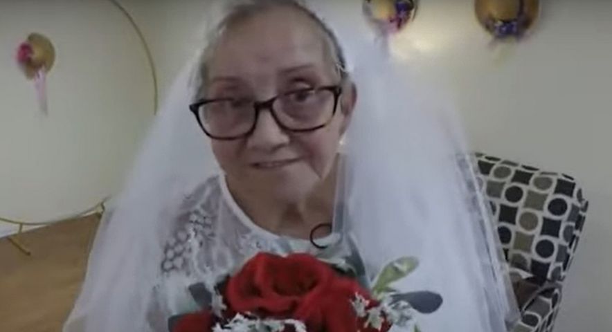 77-latka poślubiła samą siebie
