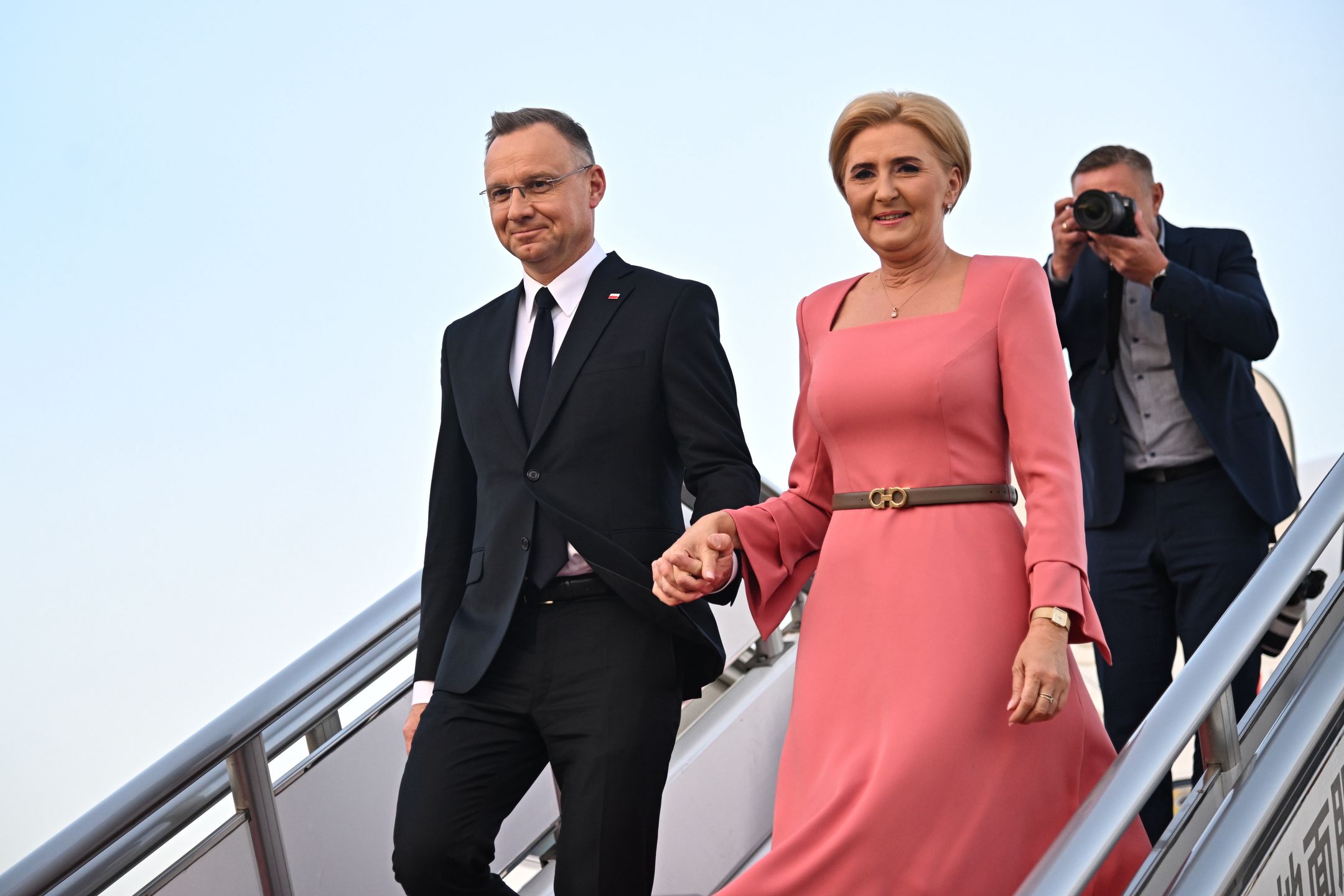 Pekin, Chiny, 22.06.2024. Prezydent RP Andrzej Duda (L) i pierwsza dama Agata Kornhauser-Duda (P) na lotnisku w Pekinie, 22 bm. Prezydent RP rozpoczyna zaplanowaną do 26 czerwca wizytę w Chinach, podczas której m.in. spotka się z przywódcą tego kraju Xi Jinpingiem, premierem Li Qiangiem, wygłosi przemówienie na forach ekonomicznych w Dalian i Szanghaju, a także wręczy odznaczenia w ambasadzie RP. (aldg) PAP/Radek Pietruszka